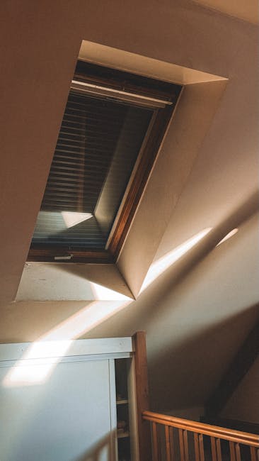 Palėpėje tvarkoma ir tikrinama stogo izoliacija bei oro barjeras