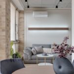 Baldų ir apšvietimo harmonija: jaukus interjeras su stilingais baldais ir švelnia šviesa, namų dizaino patarimai.