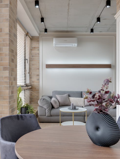 Baldų ir apšvietimo harmonija: jaukus interjeras su stilingais baldais ir švelnia šviesa, namų dizaino patarimai.