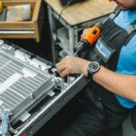 Elektriko rankos prie elektros skydo, saugos priemonės namuose; Buitinēs elektros sauga namuose patarimai