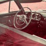 Namų dūmtraukio ir ventiliacijos patikra: technikas tikrina sistemą ir ieško klaidų, kaip jų išvengti.