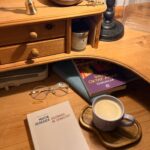 Šiltas namų interjeras su LED apšvietimu ir termostatu, iliustruojantis Energijos taupymas namuose: praktiški patarimai.