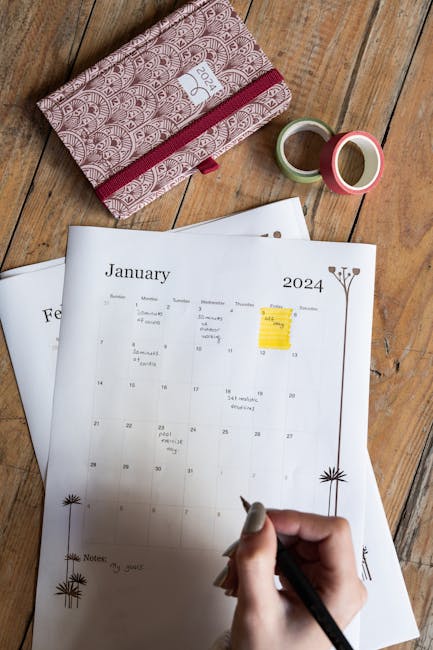 Žmogus sode su užrašų knygele ir darbo planu, ruošiasi sezoninei priežiūrai