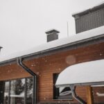 Išsamus gidas: paruošti namus žiemai ir išvengti brangių šilumos nuostolių, šiltas interjeras prie lango.