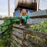 Komposto dėžė nuo A iki Z: pavasarinis kompostavimas su rankomis ir organinėmis atliekomis, nuotrauka iš arti.