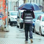 Lietingam sezonui paruošti namus: drėgmės prevencija, lietaus nuvedimas ir rūsio apsauga prie namo.