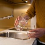 Naujausios tendencijos: modernus išmanus namas su prietaisais ir technologijų standartais, modernus interjeras