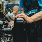 „Pasidaryk pats“ vs meistrai: žmogus laiko įrankius šalia rankinių darbų – kada geriau kviesti specialistus.