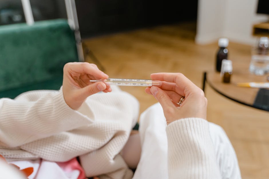 Asmuo su termometru ir higrometru matuoja patalpų drėgmę statybos metu