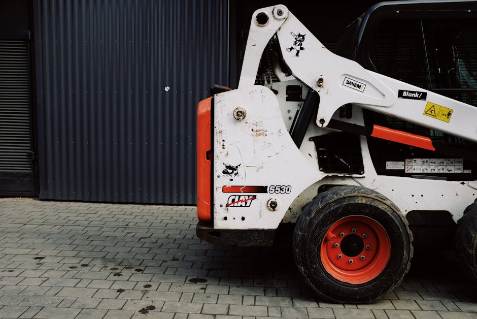 Bobcat krautuvas dirba sklypo paruošimo darbuose, stumia gruntą