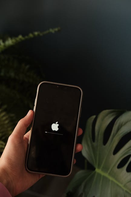 Asmuo atnaujina išmaniojo įrenginio nustatymus telefone