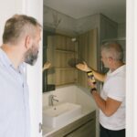 Virtuvės ir vonios remonto technologijos: švarus pexels vaizdas su spintomis ir kriaukle, akcentuojant pirmus atnaujinimus