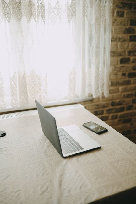 Wi‑Fi maršrutizatorius pastatytas ant lentynos, aiškiai matomos aplinkos kliūtys