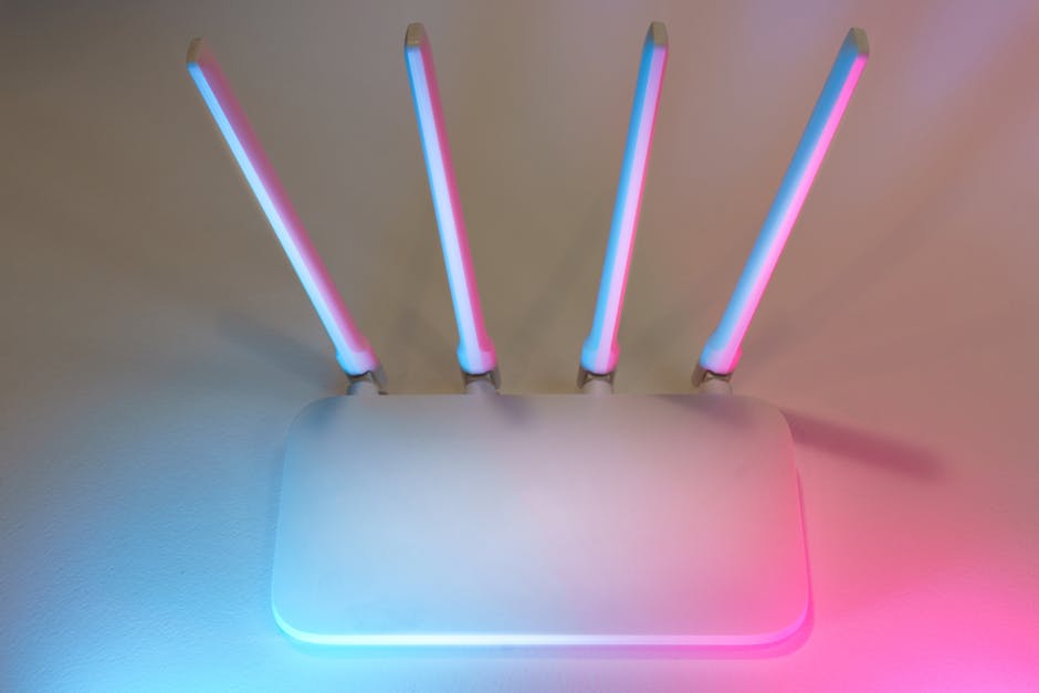 Namų maršrutizatorius ir telefonas šalia, stabiliai klausantis radijo internetu