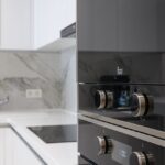 Moderni virtuvė su buitine technologija; virtuvės įranga su funkcijomis virtuvėje: kokias verta turėti renkantis
