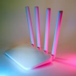 Žmogus tikrina Wi‑Fi nustatymus maršrutizatoriuje, saugumo tinklas namuose ir vartotojų įpročių kontrolė