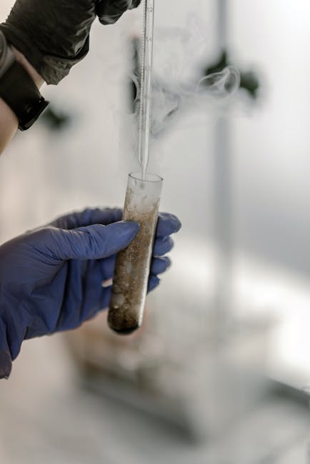 Dūmų detektorius lubose su besišypsančiu žmogumi, atliekant testą ir saugos patikrą