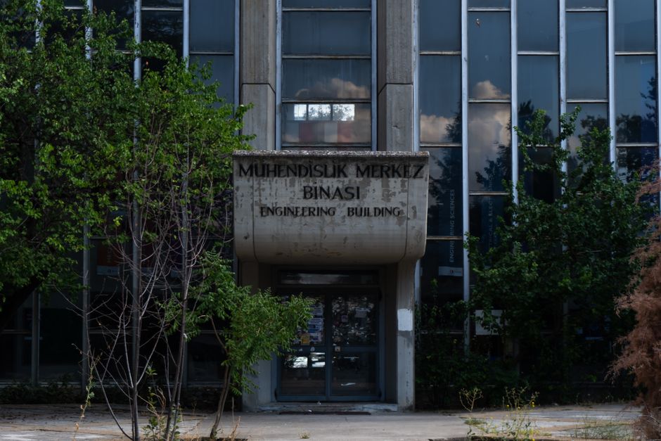 Sodo lysvės su žemėmis ir augalais, iliustruojant Trėšimo kalendorius ištisus metus pavasarį, vasarą ir rudenį
